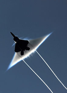  F-22 ao ultrapassar a velocidade do som. 